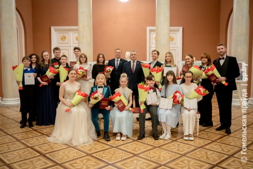 Запальваюць на небасхіле Гомельшчыны: Іван Крупко ўручыў таленавітай творчай моладзі рэгіёна прэміі абласнога выканаўчага камітэта